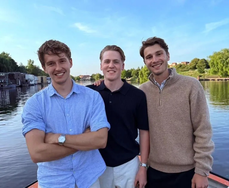 De drie oprichters van Wellcom Health, Thijs Rood, Fabian Pusceddu en Victor van der Kooij, samen buiten aan het water