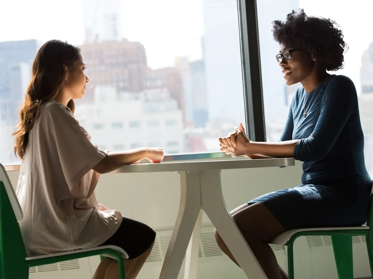 Behandelaar en cliënt in gesprek tijdens een sessie